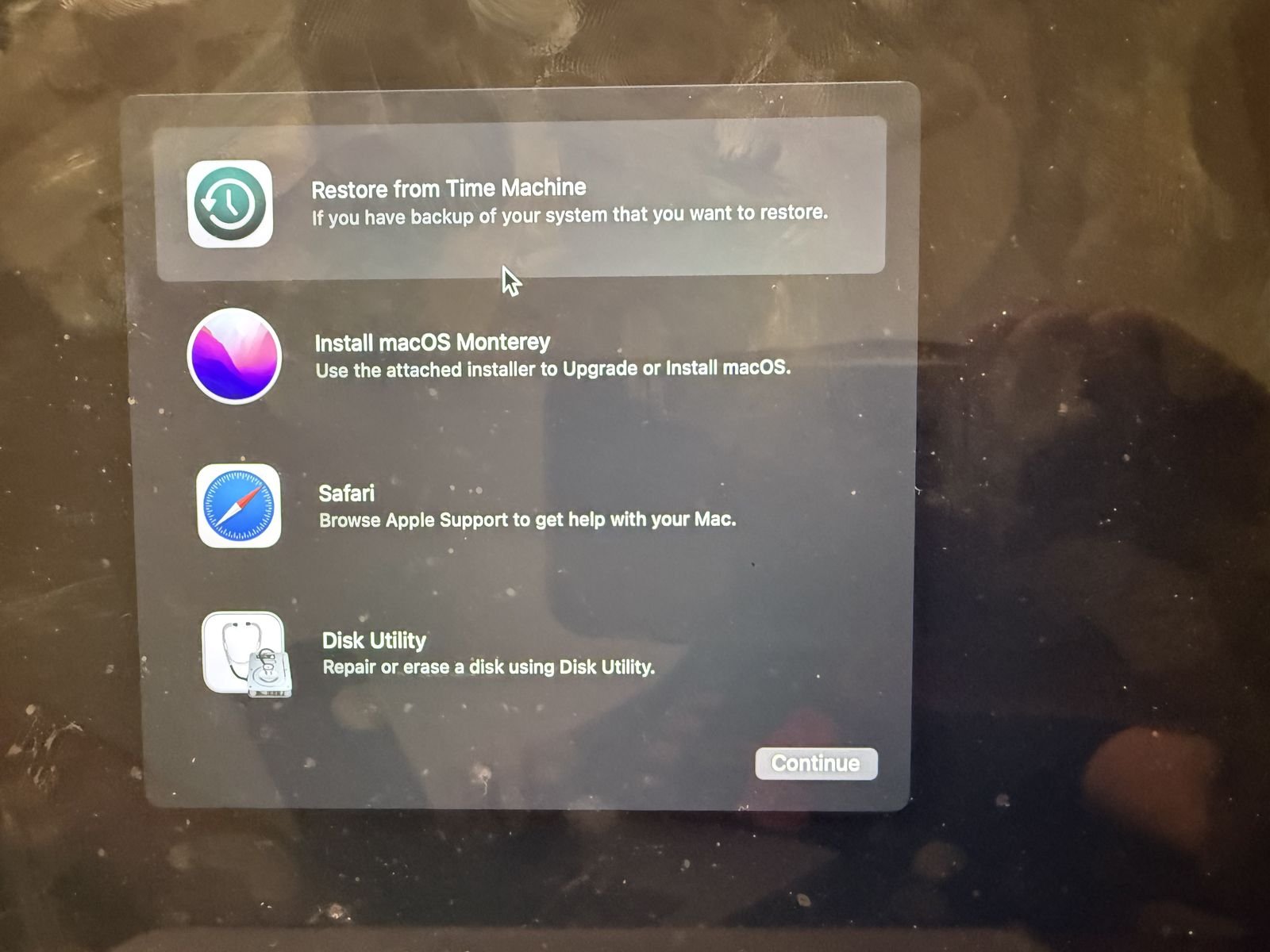 The macOS installer starting up from the USB drive
